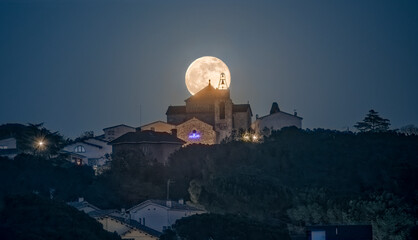 Luna llena tras Sant Pere de Bigues