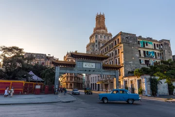 Zelfklevend Fotobehang Chinatown, Barrio chino, gate in Havana, Cuba © Pavel