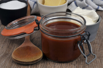 Bocal de caramel au beurre salé maison avec ses ingrédients