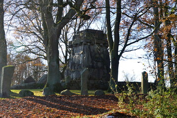 Denkmal im Herbst in Walsrode, Niedersachsen