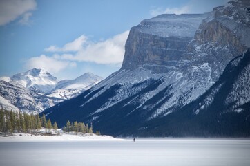 Au pied des montagnes