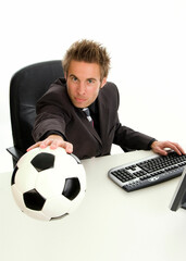 Geschäftsmann mit Fußball