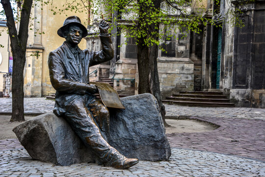 Monument to Ukrainian artist Nikifor Drovnyak in Lviv