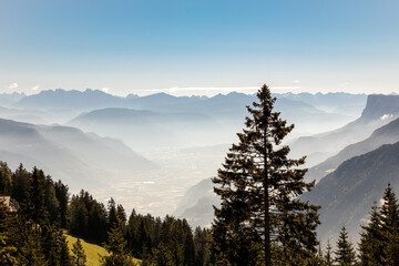 Blick vom Vigiljoch in das dunstige Etschtal, Südtirol