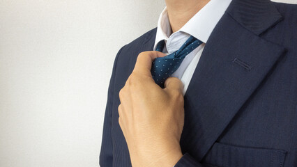 ネクタイを緩めるビジネスマン