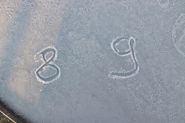 Die Zahlen 8 und 9 auf Eis