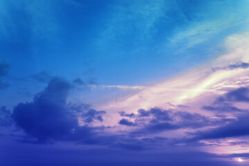 Obraz premium Colorful cloudy sky over the sea at sunset. Gradient color. Sky texture. Abstract nature background