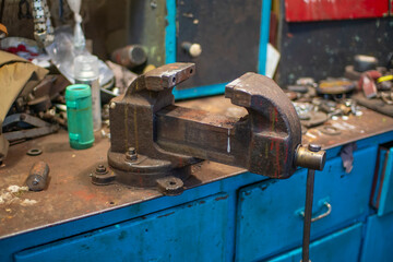 Old rusty vise in the garage.