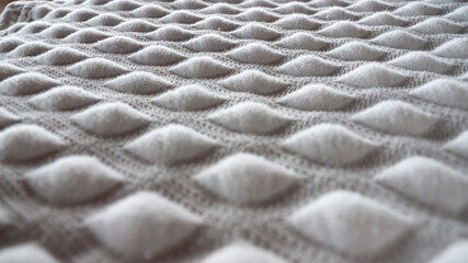 Colcha blanca con rombos en relieve