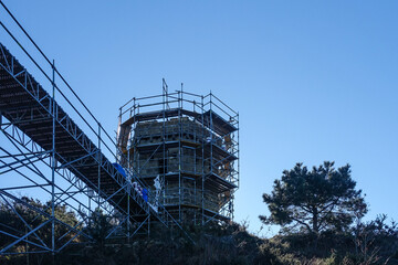 échafaudages installés pour la construction ou la rénovation d'une tour en pierres