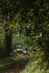 Hombre latino en cuatri moto en medio del bosque