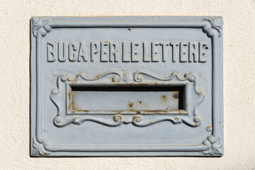 Buca per lettere.