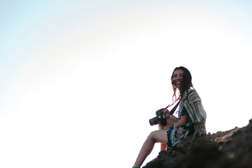 Mujer joven en playa de agua azul en el verano