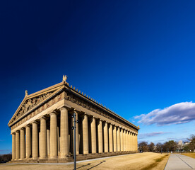 Obraz premium Athen’s Parthenon replica in downtown Nashville, Tennessee during bright sunny day