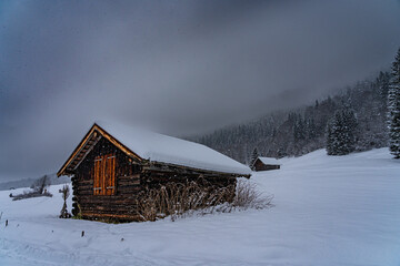 Verschneite Hütte am Geroldsee