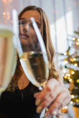 The clink of glasses
