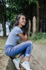 Obraz premium Mujer joven con pelo largo sonriendo en bosque