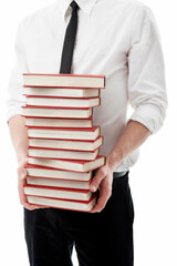 Junger Mann, 25+, mit Hemd und Krawatte hält Stapel Bücher in der Hand
