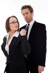 Geschäftsfrau zieht Geschäftsmann an der Krawatte