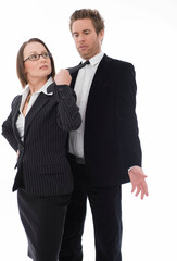 Geschäftsfrau zieht Geschäftsmann an der Krawatte