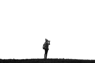 Mujer joven tomando fotografias en bosque con neblina 