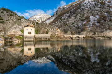 Zelfklevend Fotobehang San Domenico Lake near Villalago and Scanno during winter season. Abruzzo, Italy. © e55evu