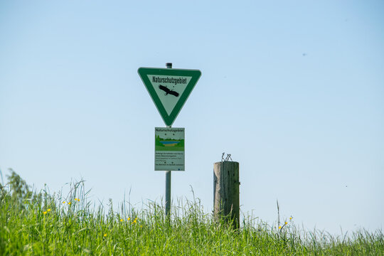 Naturschutzgebiet-Schild auf einem Deich