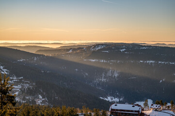 Schwarzwald Sonnenaufgang Winter Sonnenstrahlen