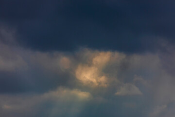 Fototapeta premium The sun's rays making their way through the clouds