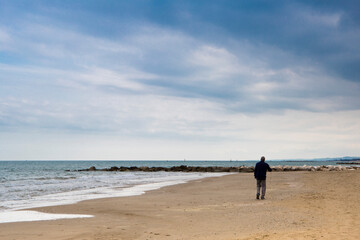 Anziano a passeggio al mare