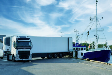 Transport, załadunek auta © Mariusz