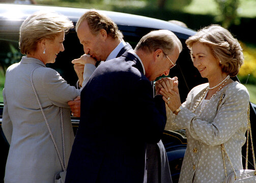 Belgian King Albert II kisses the hand of Spanish Queen Sofia (R) as Spanish King Juan Carlos kisses..