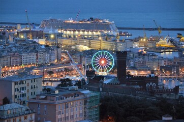 Genova di notte la superba si mostra