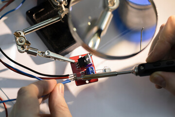 Soldering of printed circuit board elements with low-melting solders. Selective focus