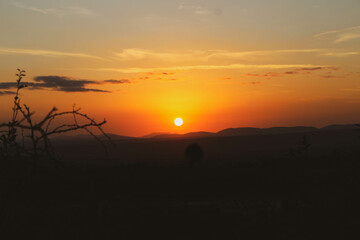 atardecer, puesta de sol detrás de cerros  