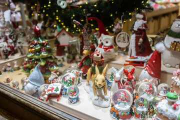 Fototapeta na wymiar Santa Claus, glass snowball, Christmas decorations in a shop window in Lviv, Ukraine.