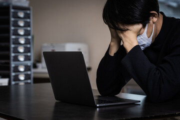 オフィスで頭を抱える男性