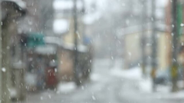 雪が降る街　冬の情景　道路	
