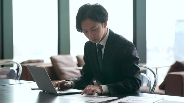 オフィスでパソコンを使うビジネスマン