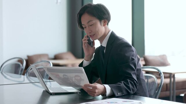 オフィスでパソコンを使うビジネスマン