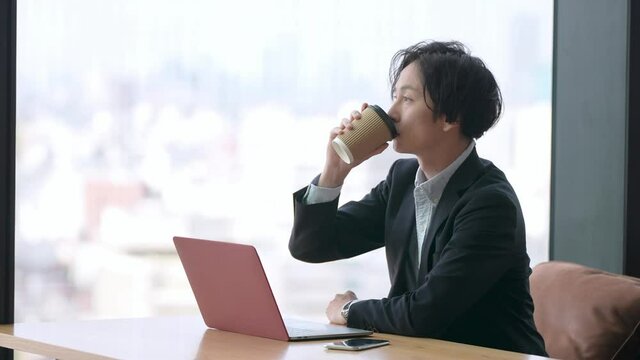 オフィスでコーヒーを飲むビジネスマン