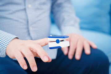 男性　パルスオキシメーター　顔無し