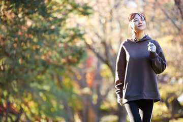 Fototapeta na wymiar 公園で運動をする若い女性