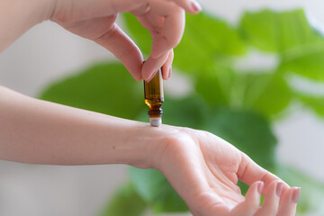 ロールオンボトルに入ったアロマオイルを手首につける