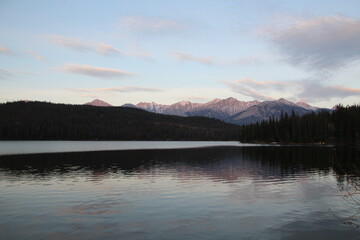Obraz premium Calm Dusk On The Lake, Jasper National Park, Alberta