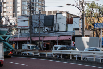 Fototapeta premium 目黒の坂道の商店街の風景