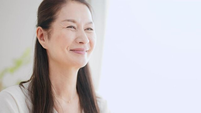 笑顔のシニア女性