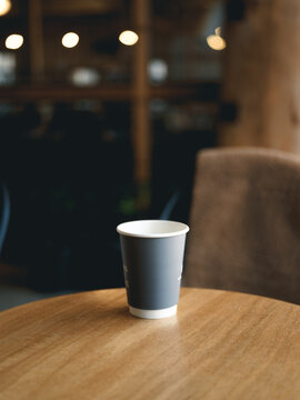 テーブルと紙コップに入れられたコーヒー