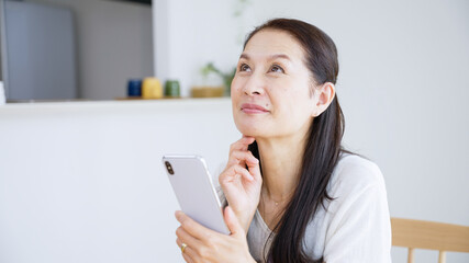 スマホを使うシニア女性