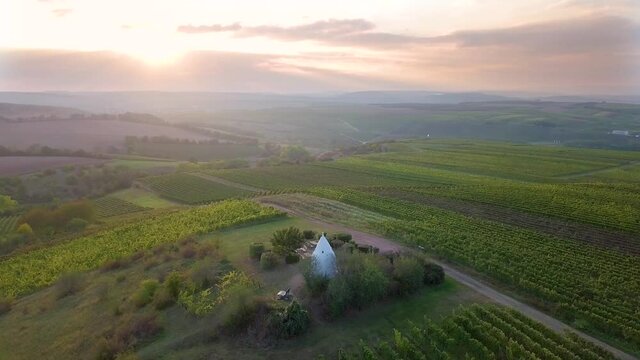 Luftaufnahme Drohnenpanorama eines Flonheimer Trullos und der Weinberge Rheinhessens mit Sonneruntergang im Herbst, Rheinland Pfalz nahe Alzey